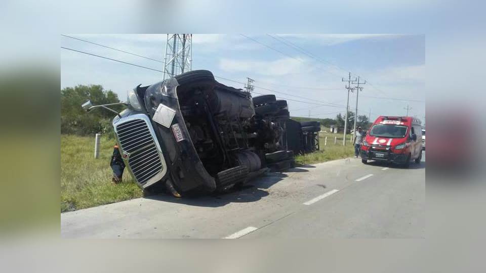 Vuelca tractocamión y conductor vive para contarlo