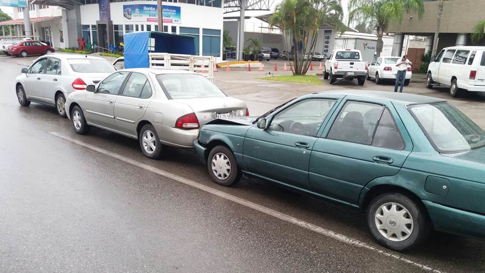 Reportan al menos 20 choques por pavimento mojado en Tampico