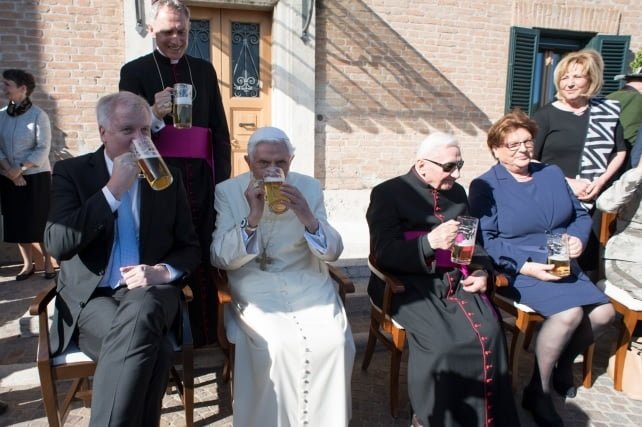 Benedicto XVI celebra con cerveza sus 90 años