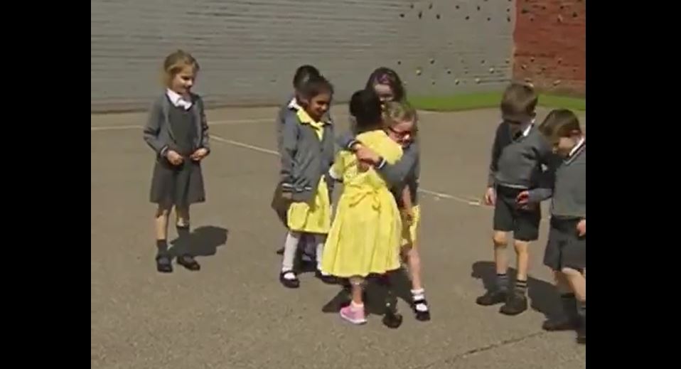Niña presume prótesis y reacción de sus compañeras se viraliza
