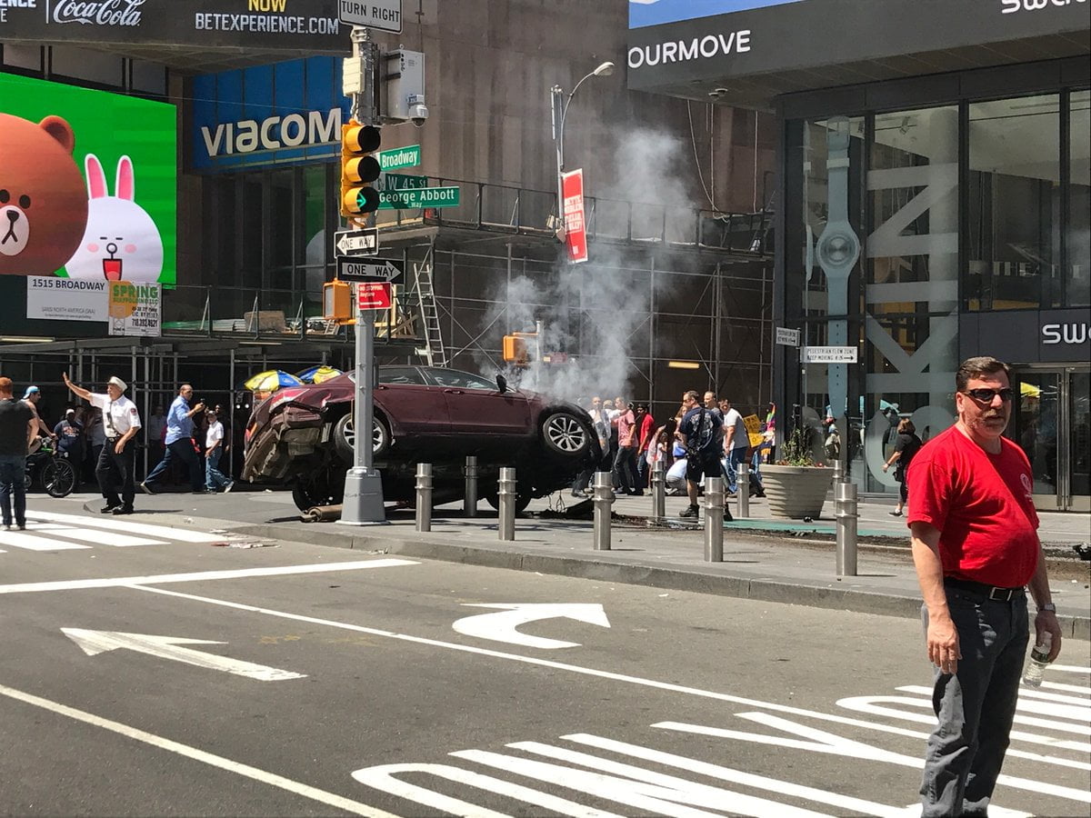 Coche arrolla a 20 personas en Times Square; Hay un muerto