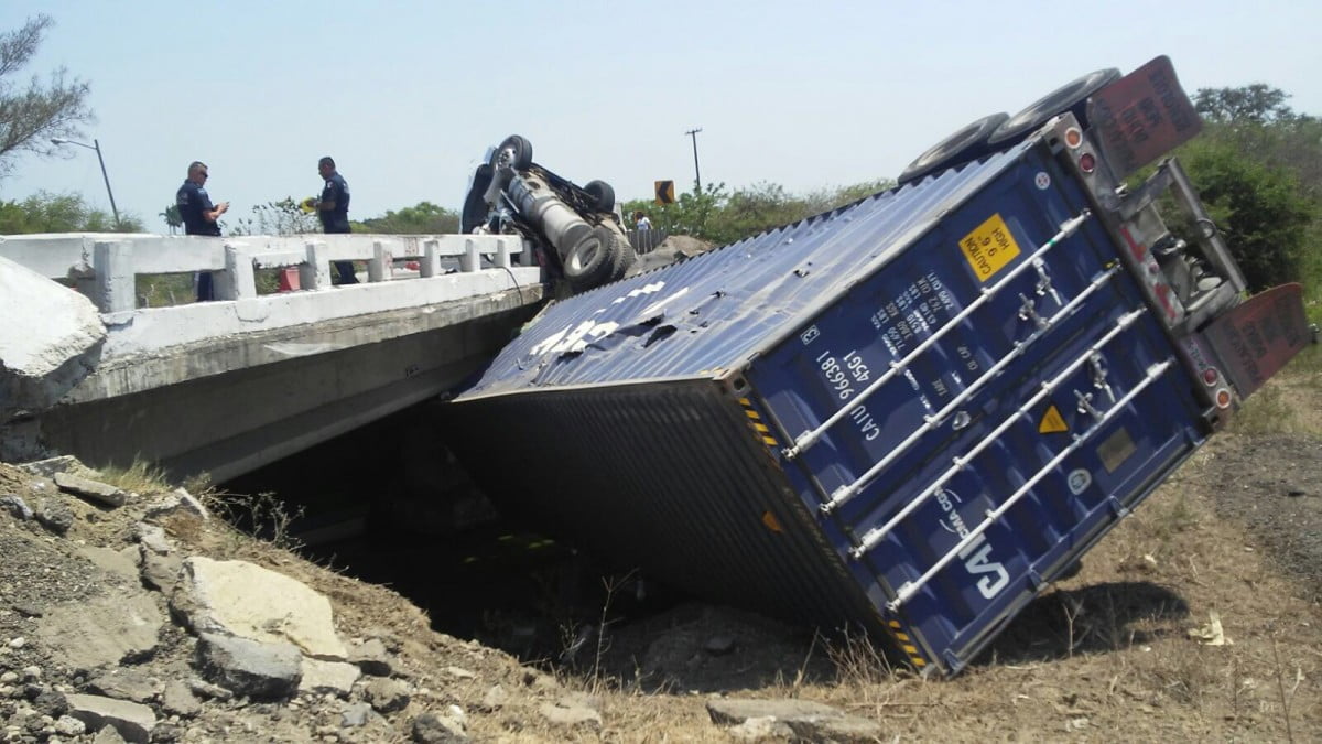 Tráiler cae de puente y deja saldo de un hombre y un niño hospitalizados