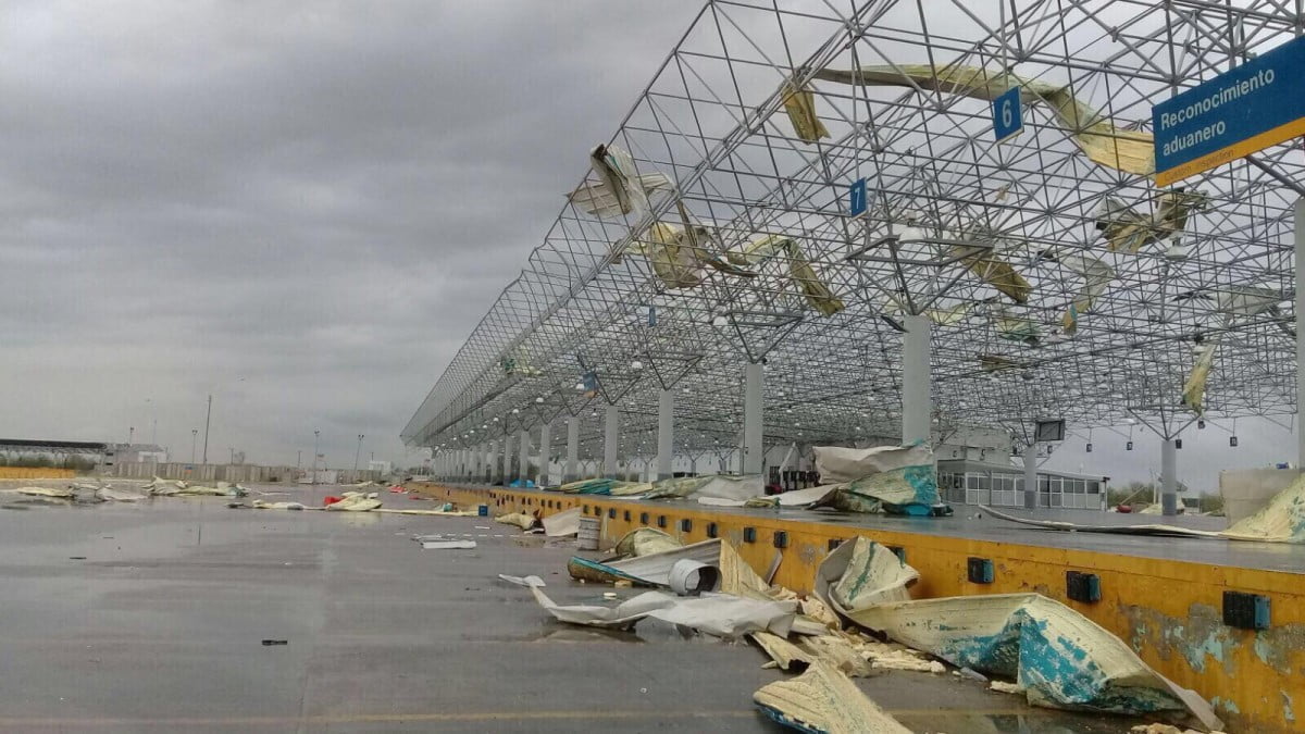 Clausuran Puente Internacional en Nuevo Laredo tras paso de tornado