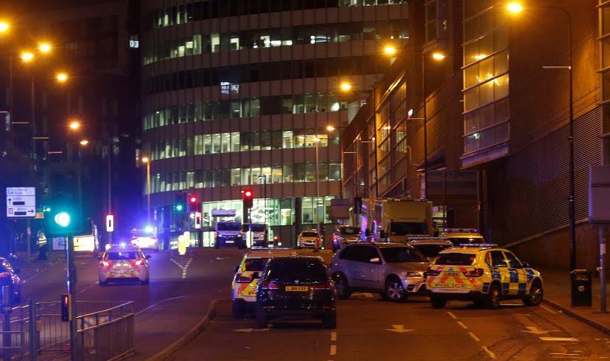 Investigan ataque suicida tras explosiones en concierto de Ariana Grande
