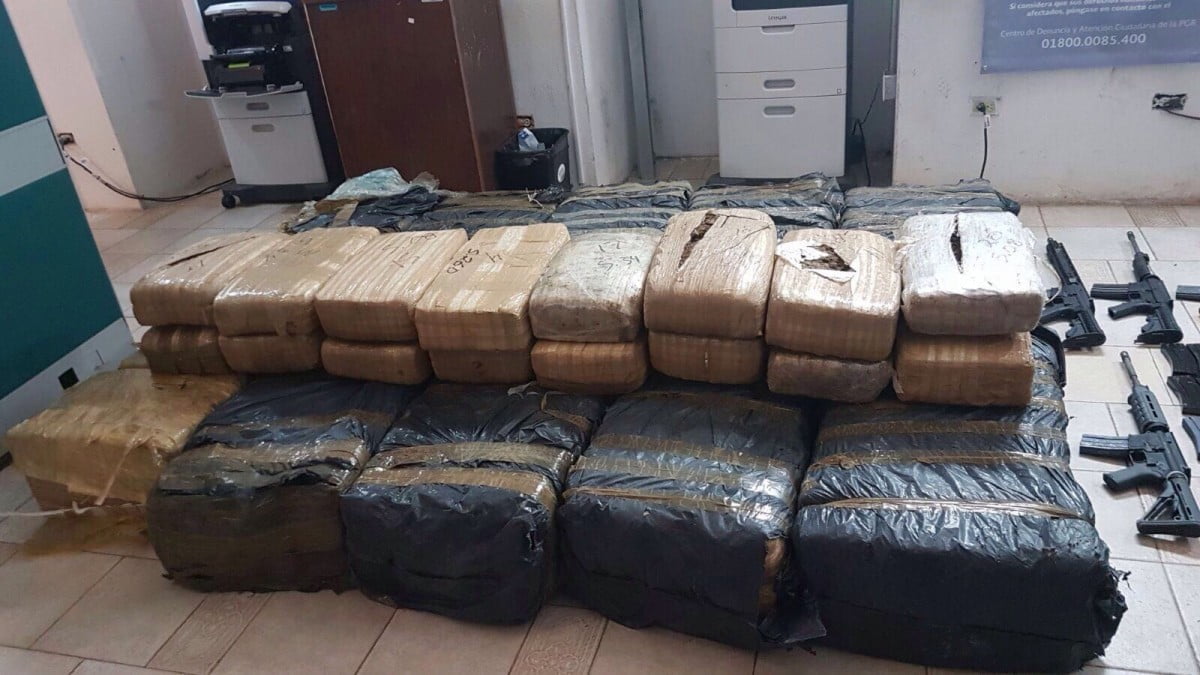 Hallan cargamento de droga y arsenal se alto poder