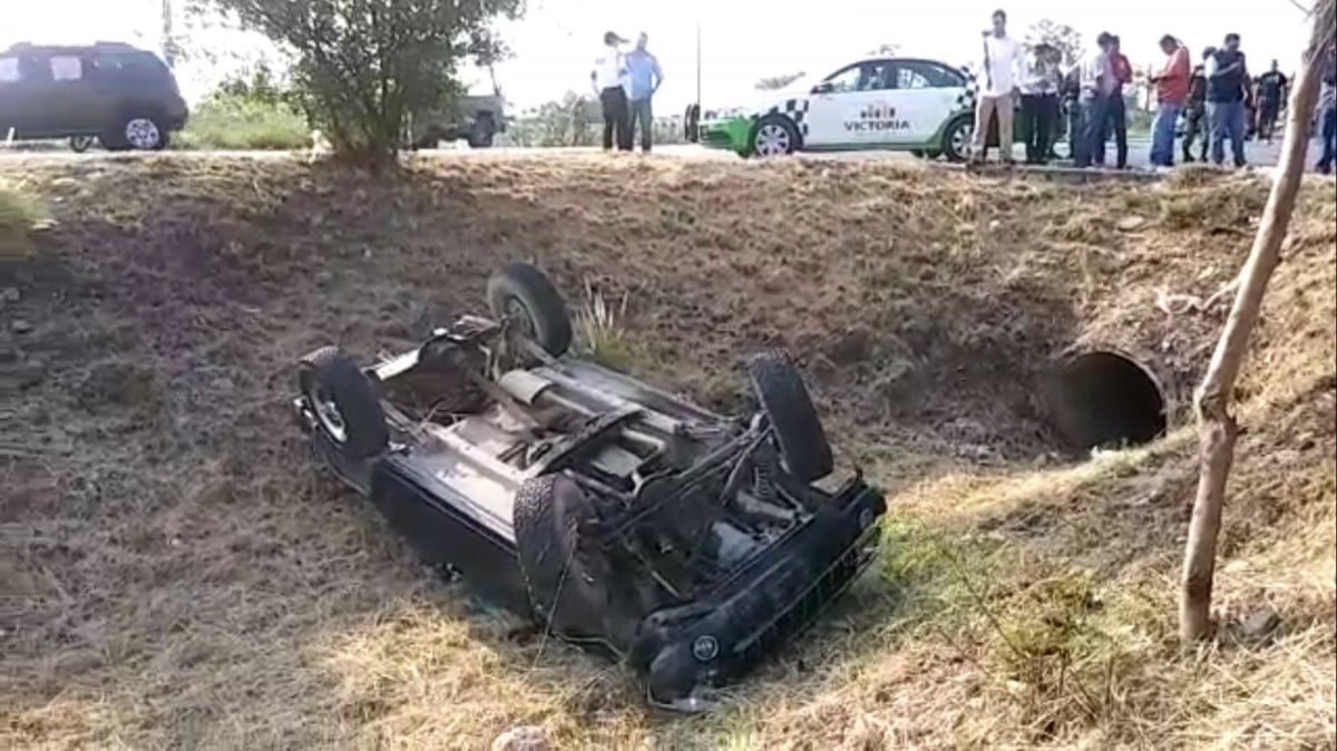 Se salva de morir tras aparatosa volcadura al poniente de Victoria (VIDEO)