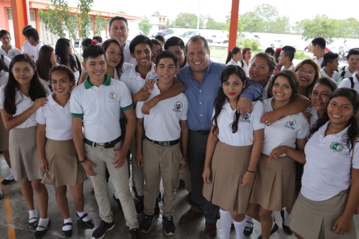 Biblioteca y pavimentación con concreto para la Prepa 3 en Victoria