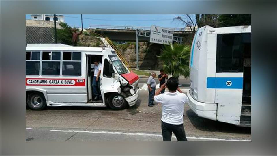 Chocan unidades de transporte y dejan al menos 7 lesionados