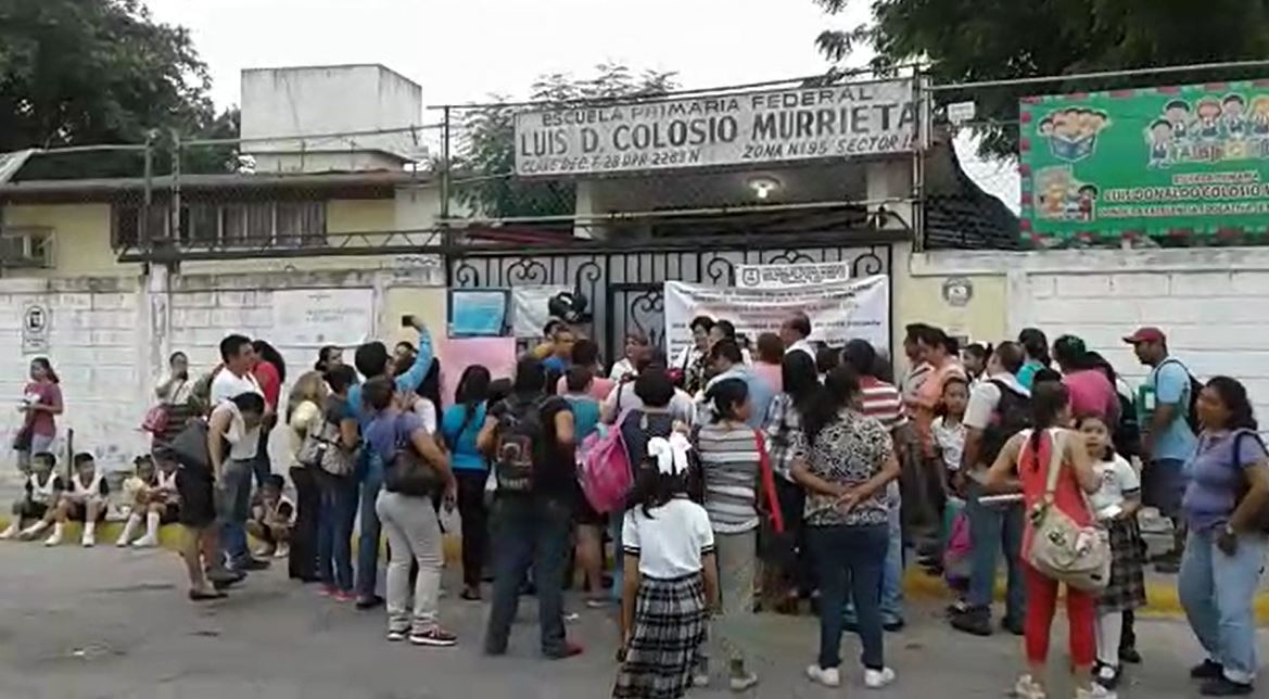 Padres suspenden clases en primaria, exigen no remover a director (VIDEO)