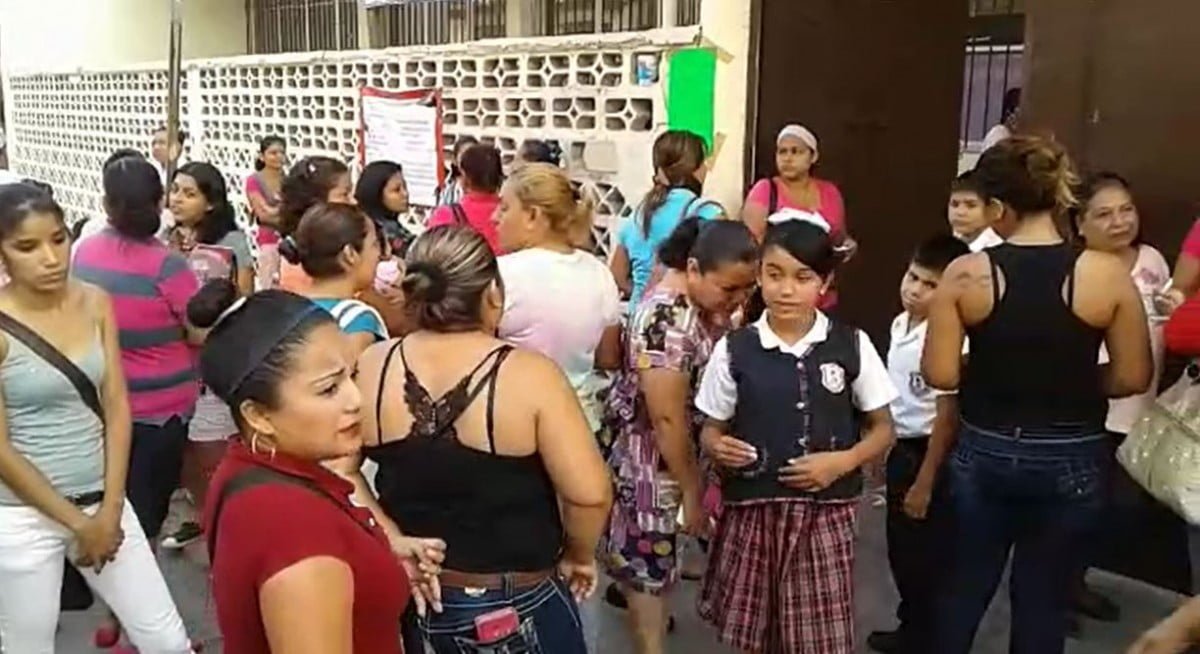 Siguen denunciando anomalías; piden correr a director de primaria