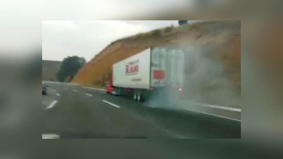 Trailer se queda sin frenos en la México-Puebla; Federales evitan tragedia