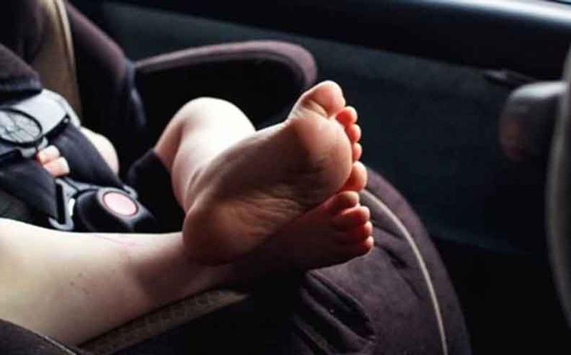 Mueren 2 bebés dentro de auto, la madre estaba en fiesta