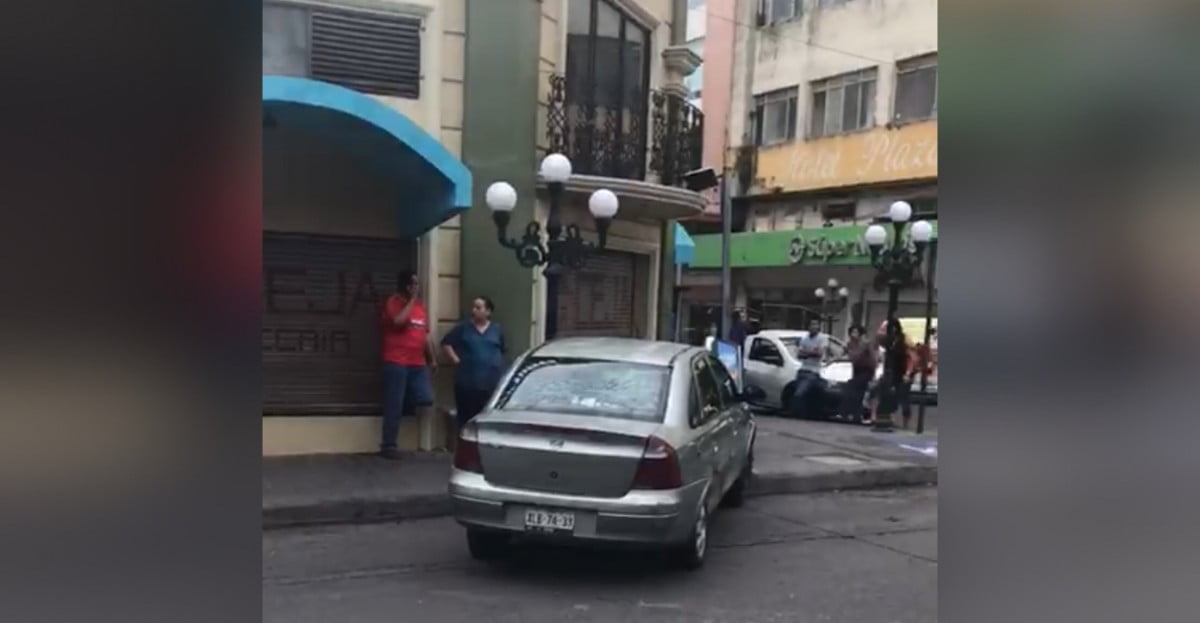 Omite alto e impacta caseta telefónica