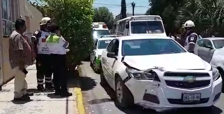 Omite señal de alto y choca con microbús (VIDEO)