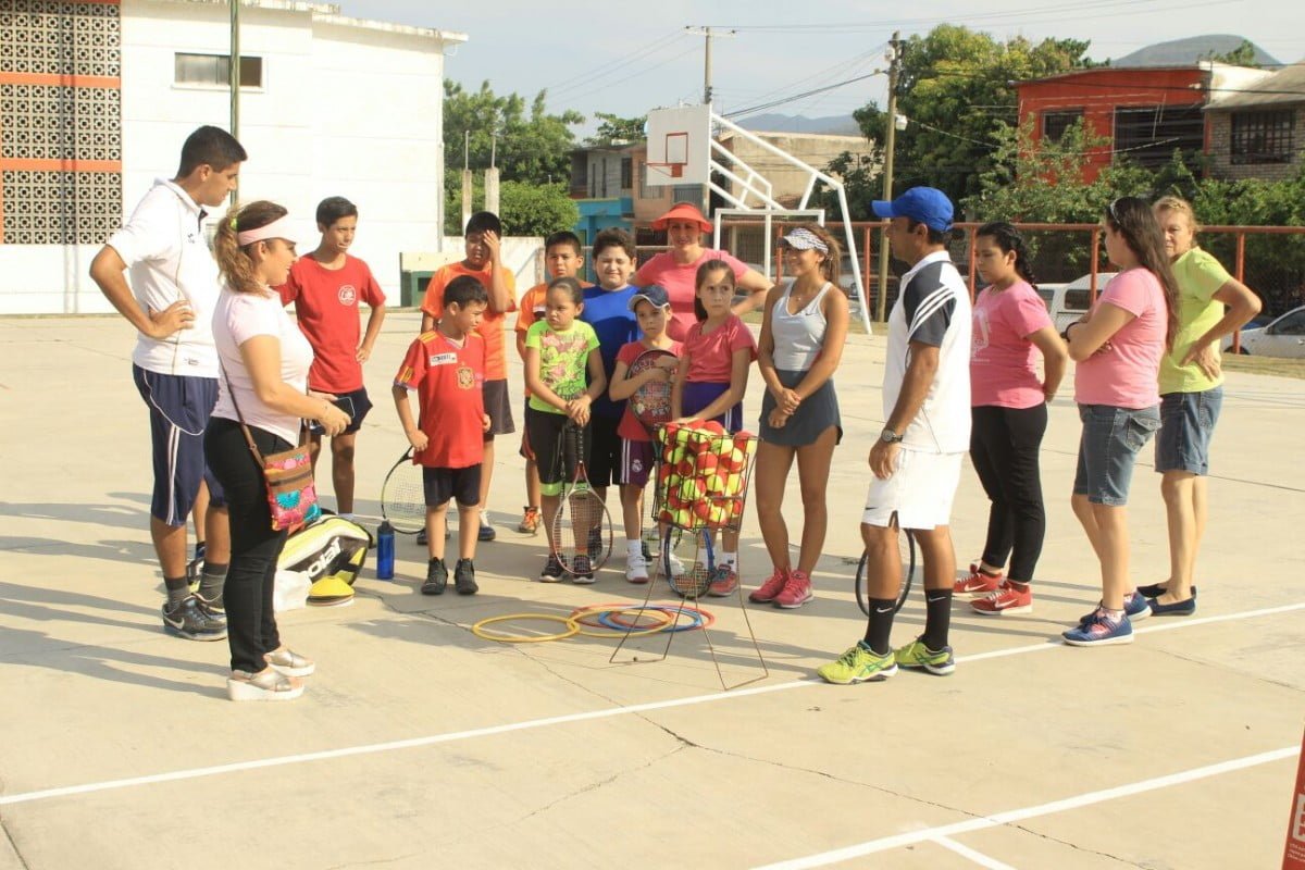 Inician clases de tenis en «Las Flores»