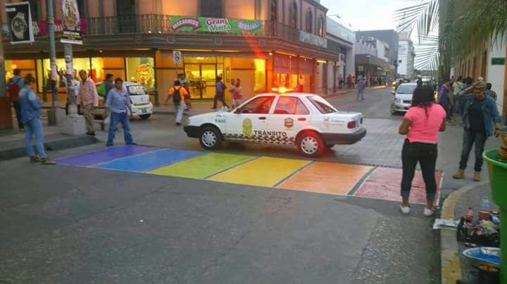 Pintan paso peatonal con colores de bandera gay (VIDEO)
