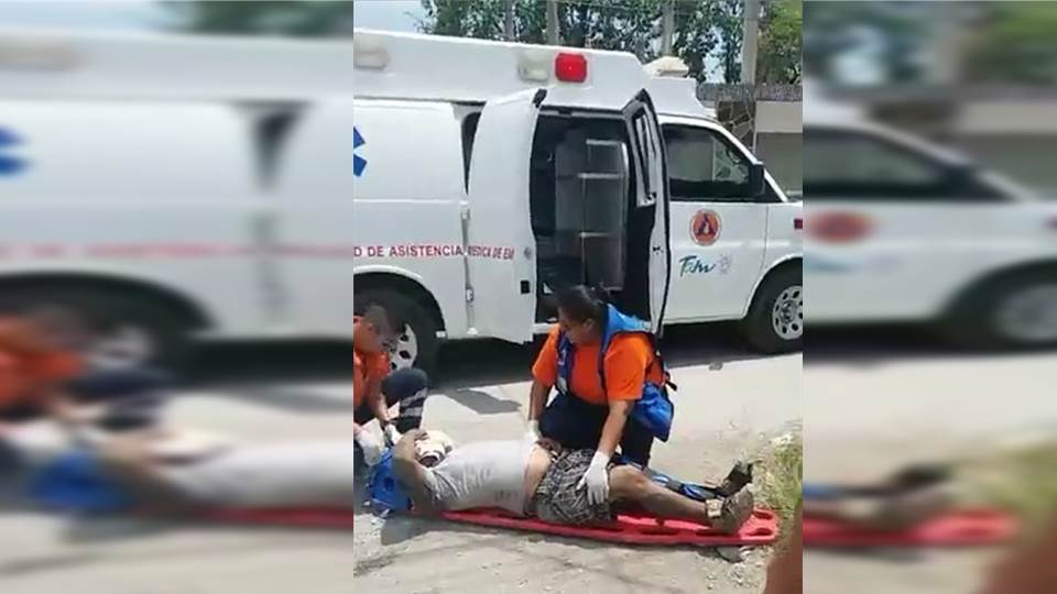 Se pasa el alto y choca con auto