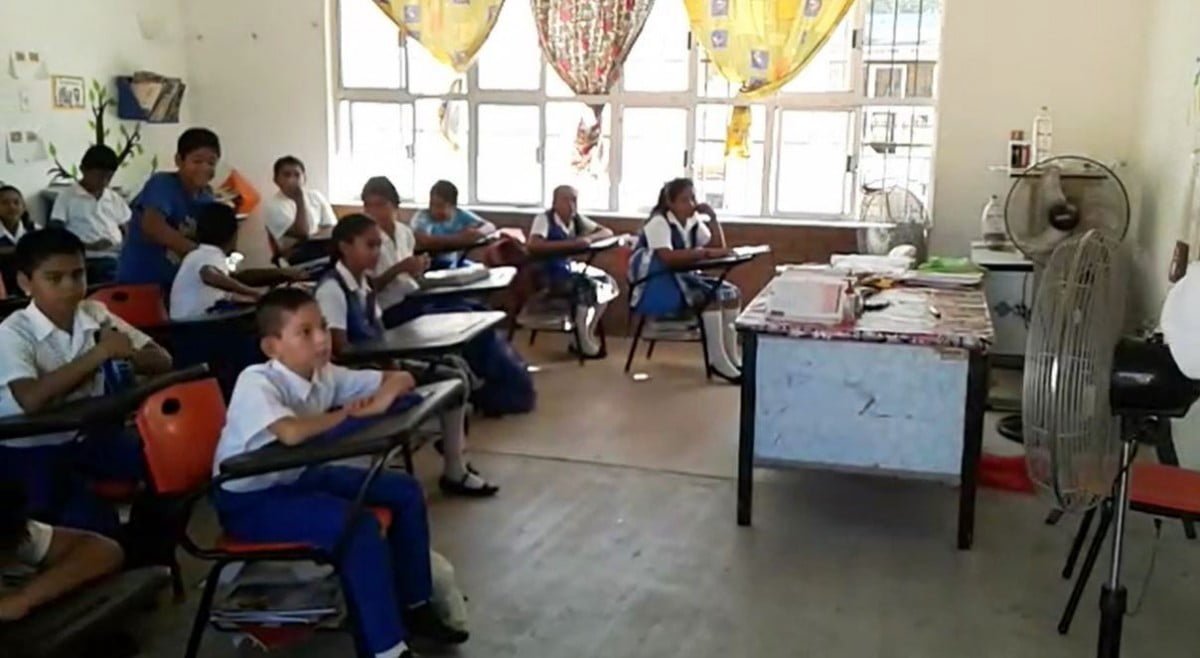 ¡Ya no aguantan el calor! alumnos siguen sin aire acondicionado