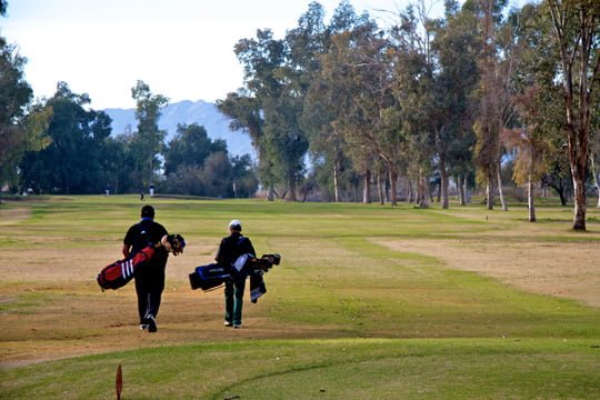 Hombres armados irrumpen en club de golf y asaltan a al menos 20 personas