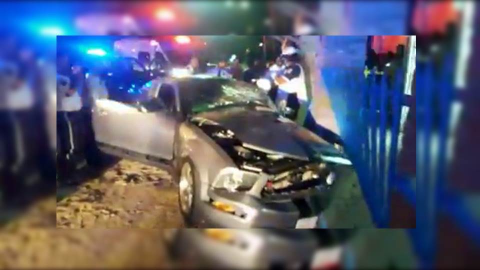 Queda prensada en auto deportivo