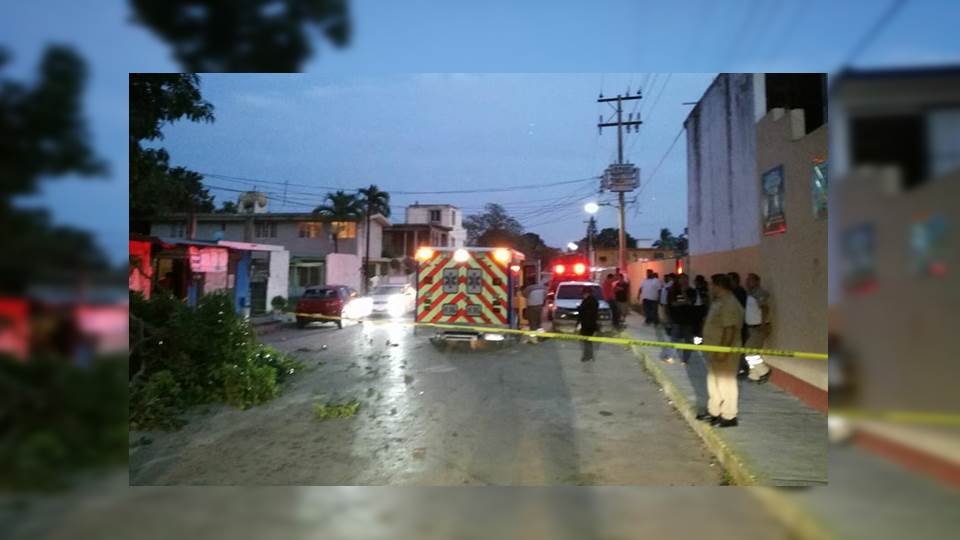 Cae árbol sobre camioneta; hay un lesionado