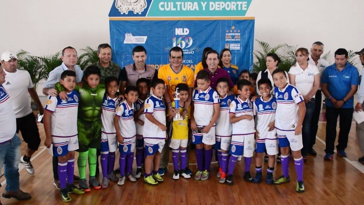 Estrellas del futbol entregan trofeos a ganadores del Torneo de Barrios