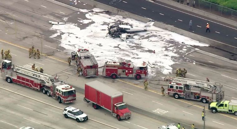 Se estrella avioneta en autopista de California (VIDEO)