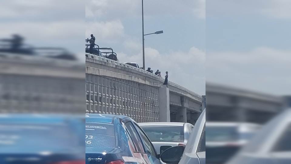 Intenta quitarse la vida aventándose de un puente