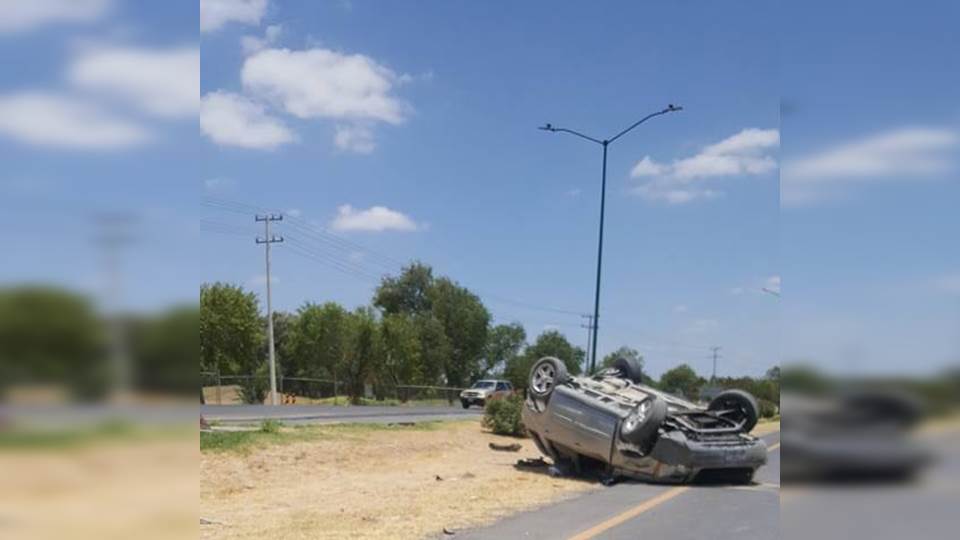 Conductora termina volcada tras evitar colisión