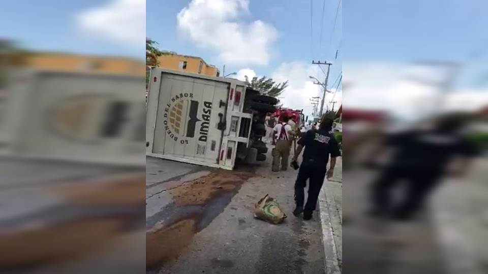 Falla en los frenos provoca volcadura de camión