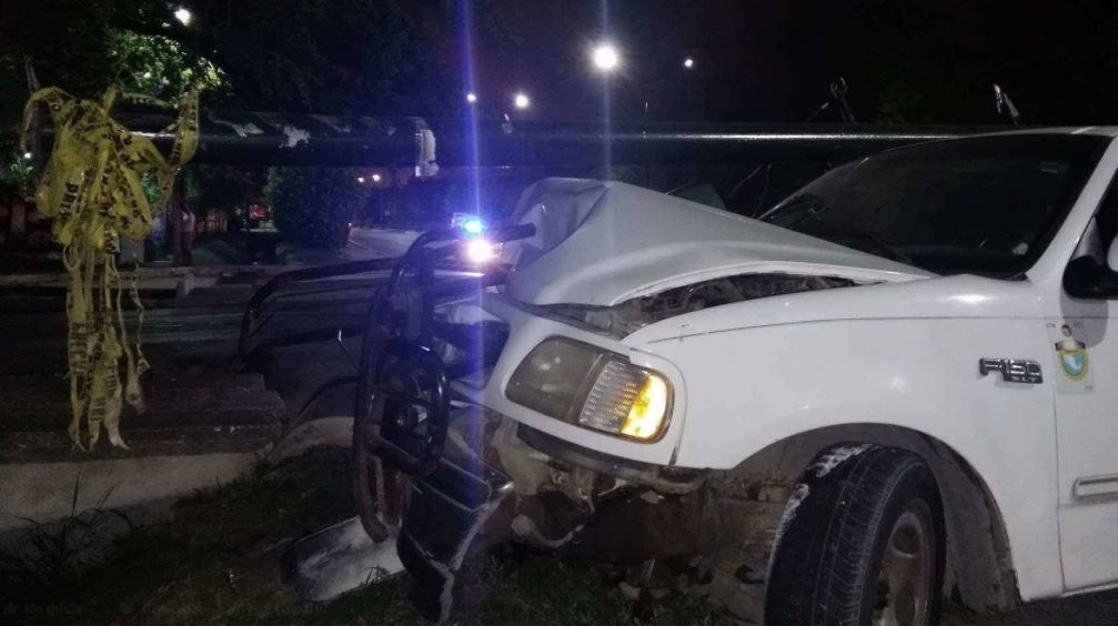 Camioneta derrumba semáforo
