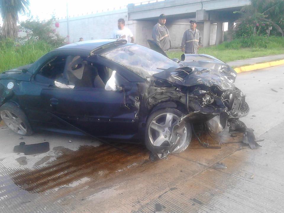 Destroza auto deportivo en Puente Roto