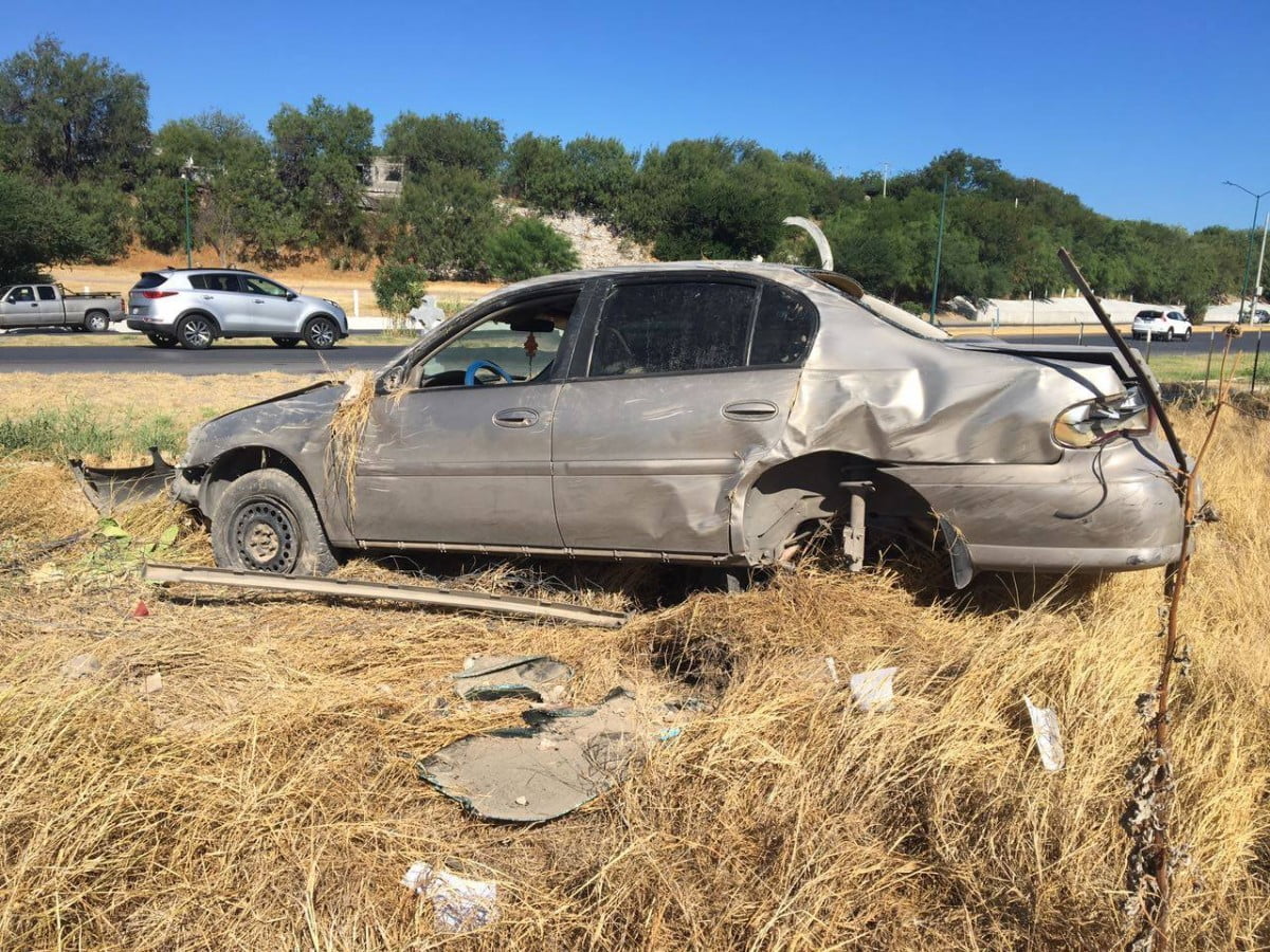 Joven conductora hospitalizada tras volcar su coche