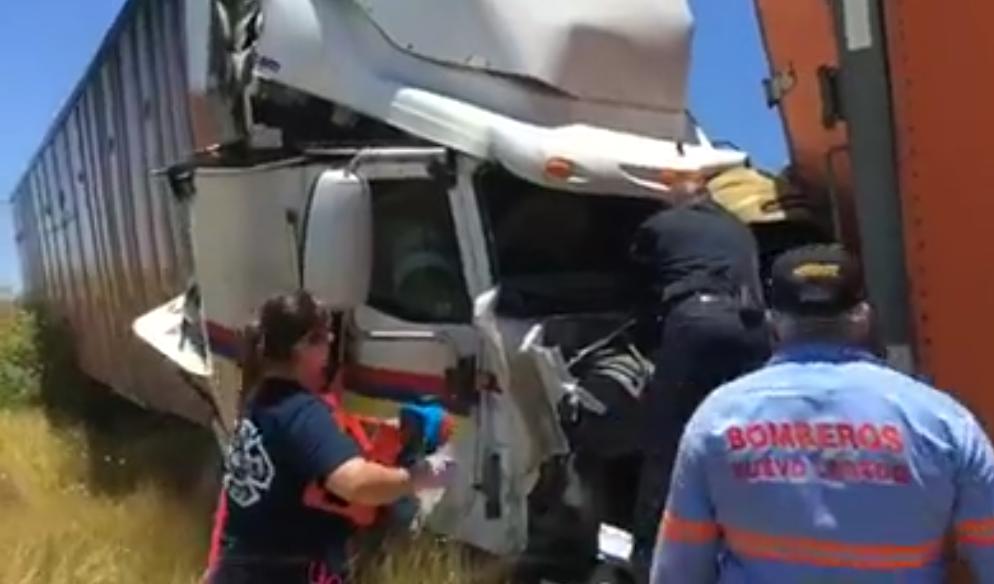 Choque deja a trailero herido de gravedad