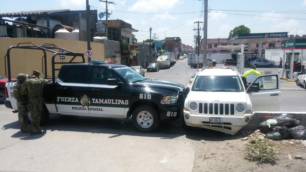 Choca con patrulla y manda a 3 estatales al hospital