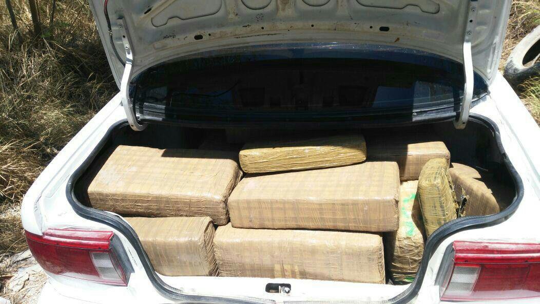 Encuentran coche repleto de droga; chofer logra huir