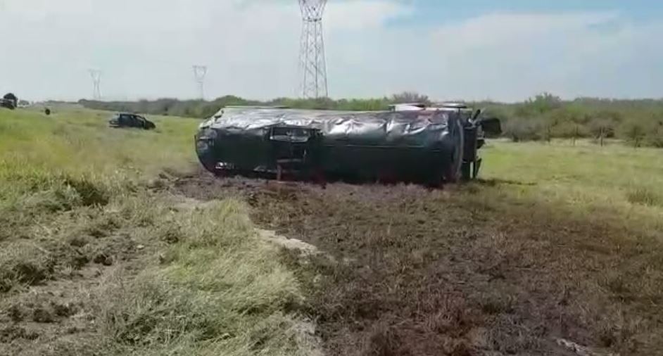 Vuelca tráiler cargado de aceite en carretera a Zaragoza