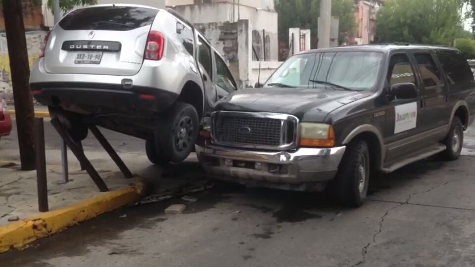 Termina camioneta sobre tubos de contención tras choque (VIDEO)