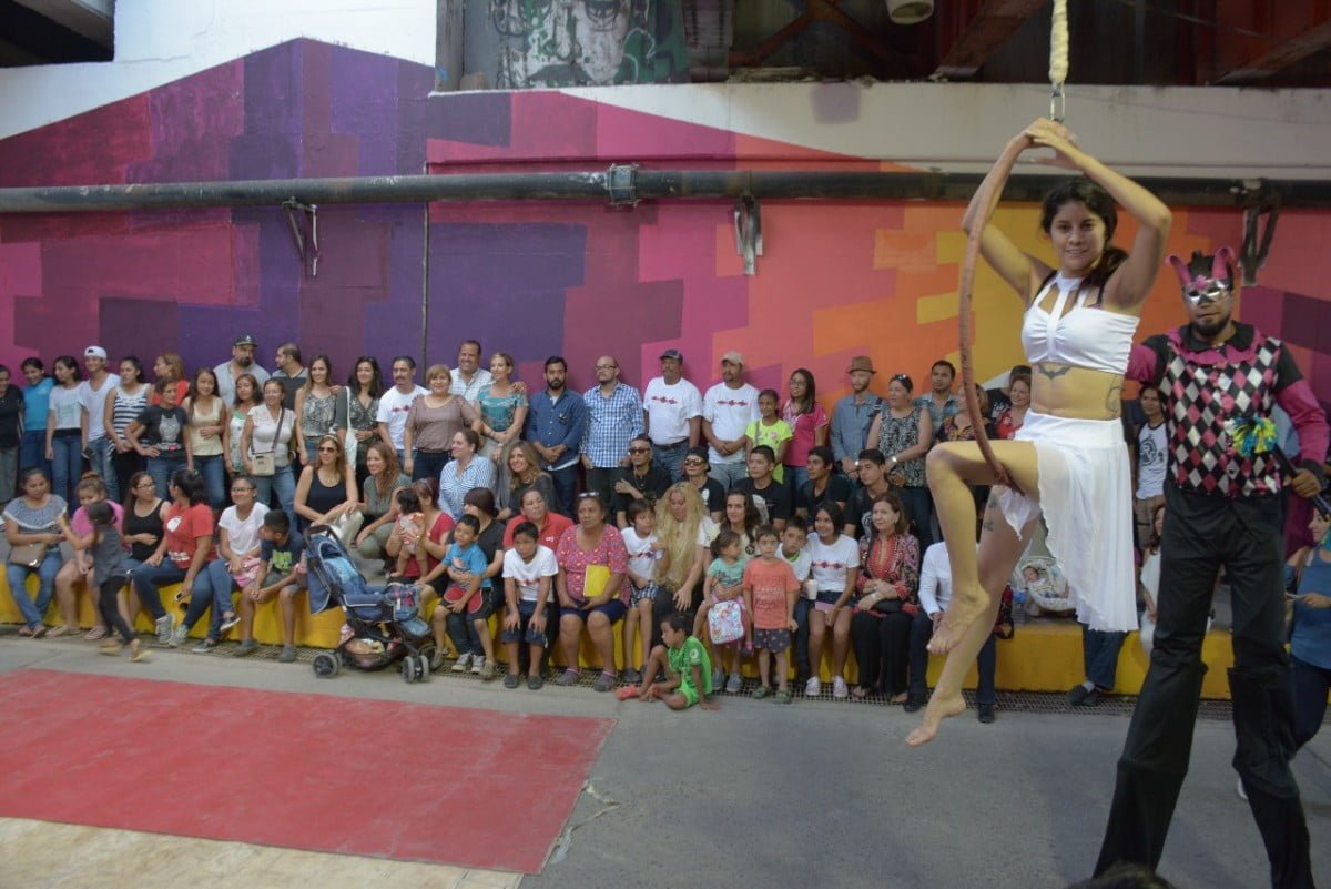 Artistas urbanos pintan desnivel de la Calle Juárez