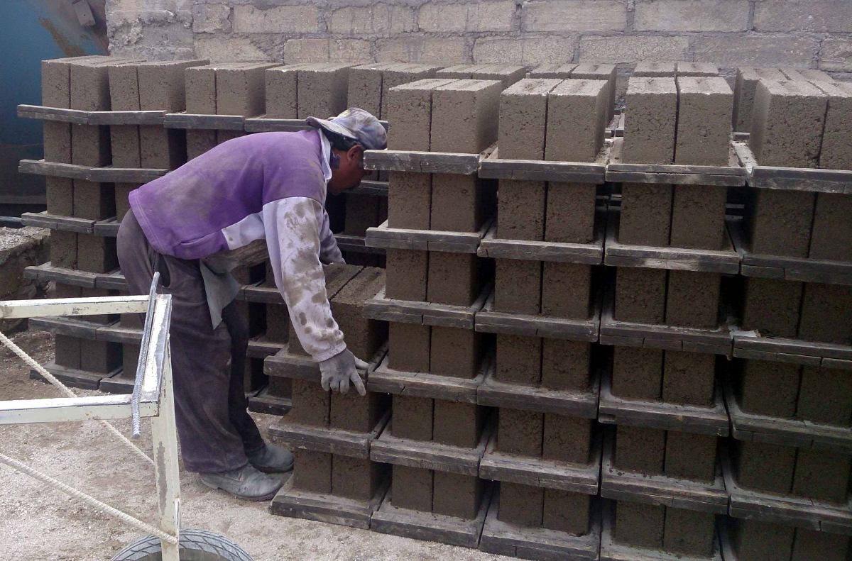 Empleará constructora a reos de Tula