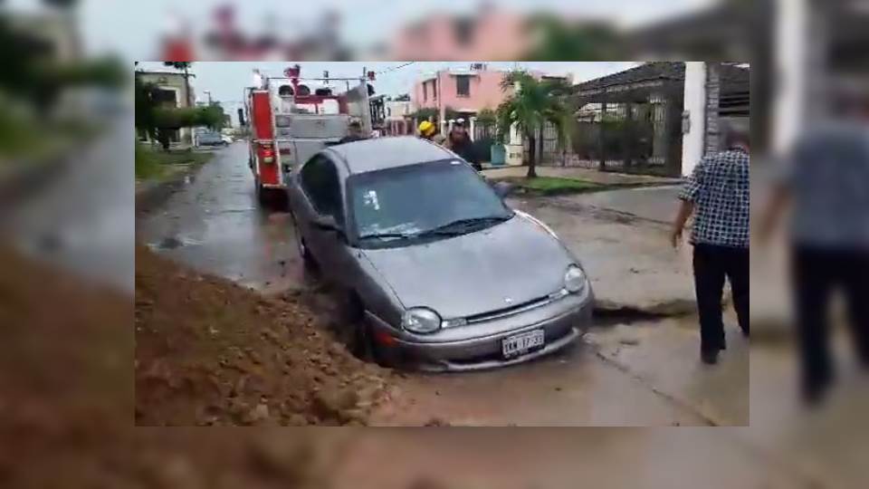 Auto cae a zanja en Madero