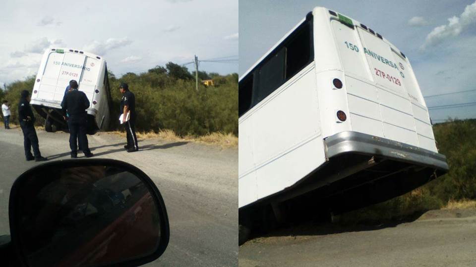 Camión urbano por poco cae a arroyo con todo y pasajeros