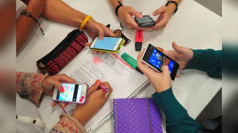 Padres impiden retirar celulares a alumnos durante clases
