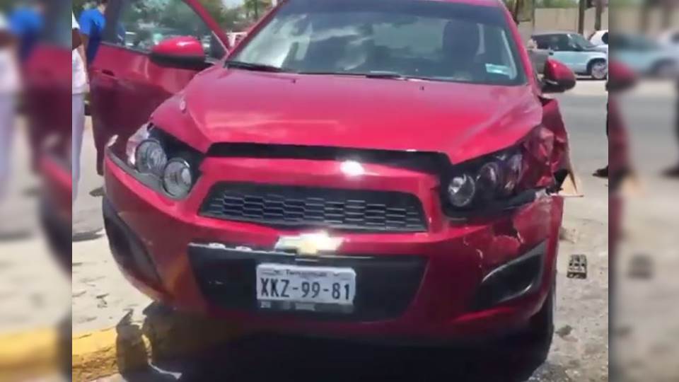 Conductora da vuelta prohibida y ocasiona choque múltiple en Victoria (VIDEO)