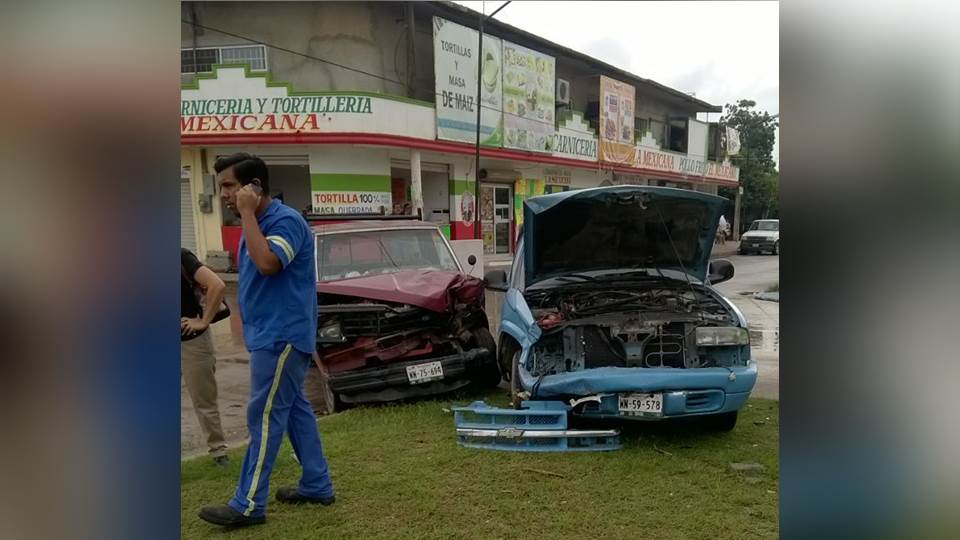 Camioneta se pasa el alto y causa aparatoso choque