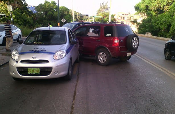 Chófer de taxi causa choque