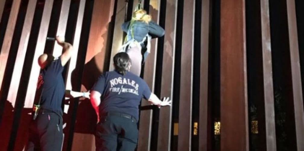 «Polleros»dejan colgada a mexicana en valla fronteriza