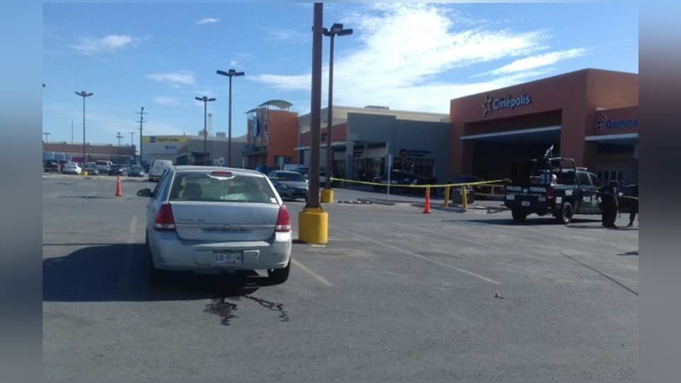 Encajuelado en estacionamiento de Smart, sangre escurría del coche
