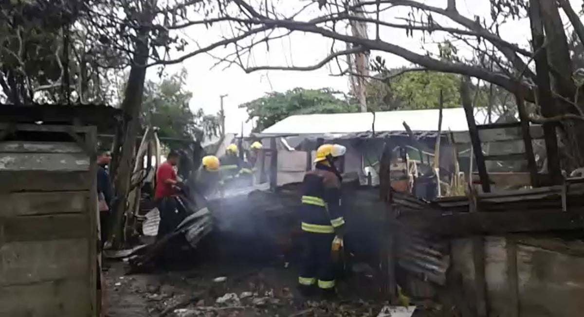 Vivienda y taller de carpintería consumidos por incendio
