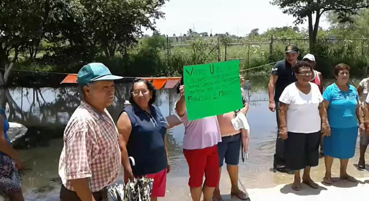 Vecinos en Tampico siguen inundados, exigen intervenga alcaldesa